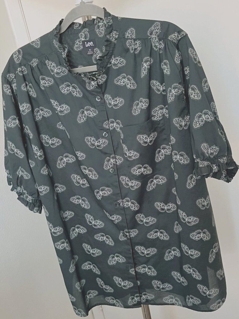 Lee Women’s Blouse XL Black White Butterfly Print Ruffle Neck Short Sleeve